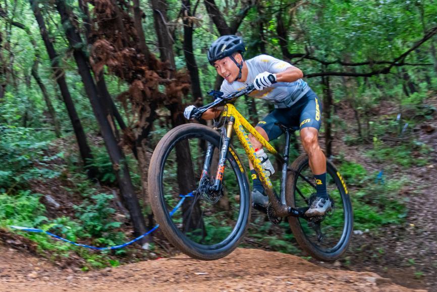 何冲摘得第, 子健身组山 何冲摘得第, 子健身组山